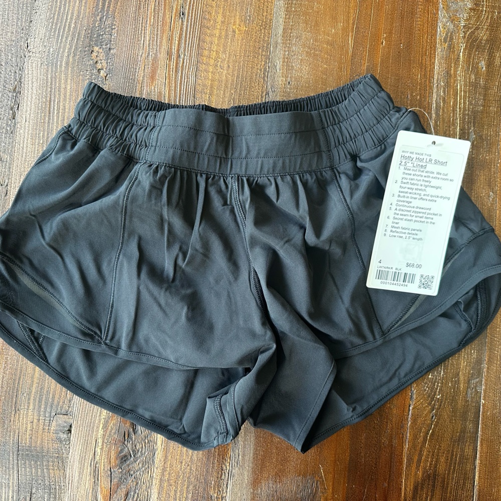 NWT Lululemon Hotty Hots size 4, 2.5” Low Rise, Black